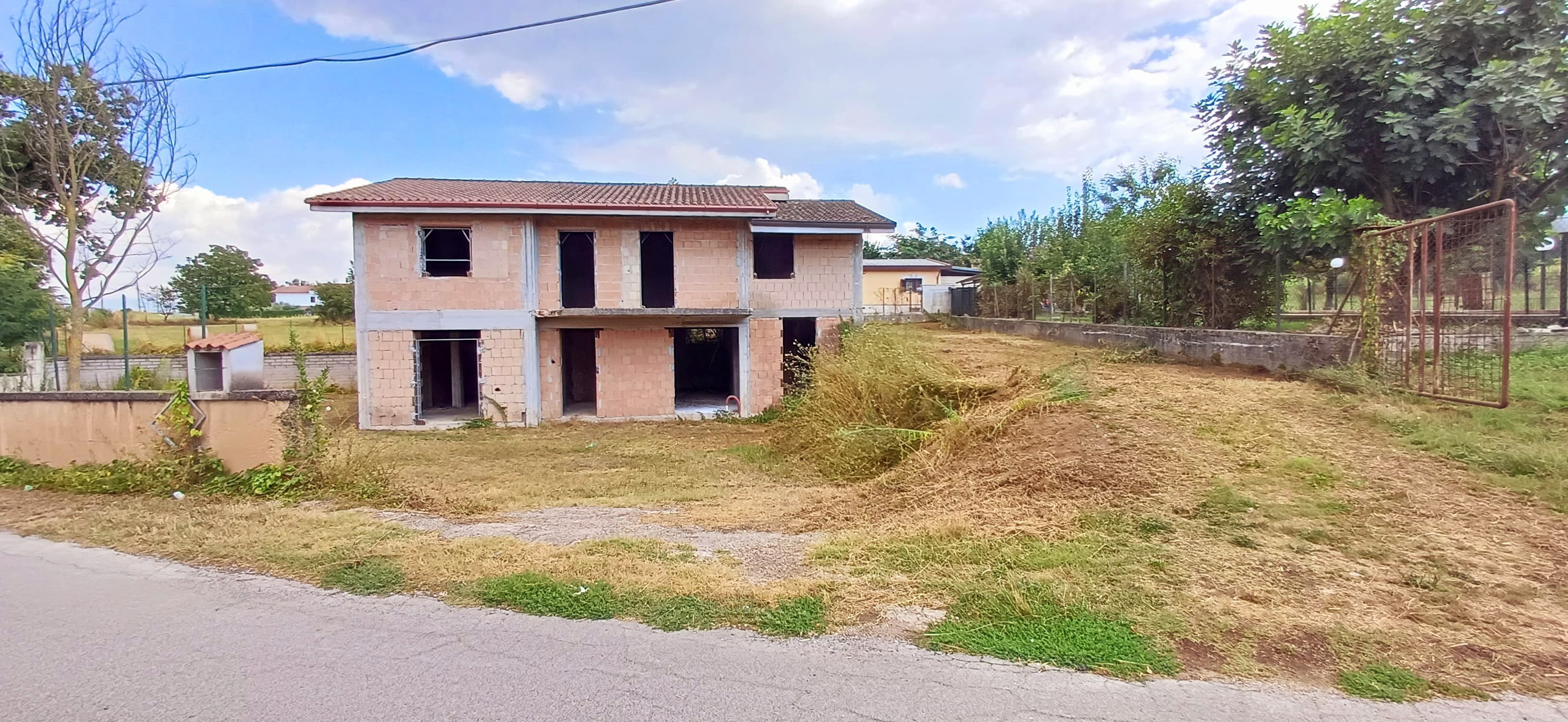 VILLA IN CEMENTO ARMATO CON TERRENO