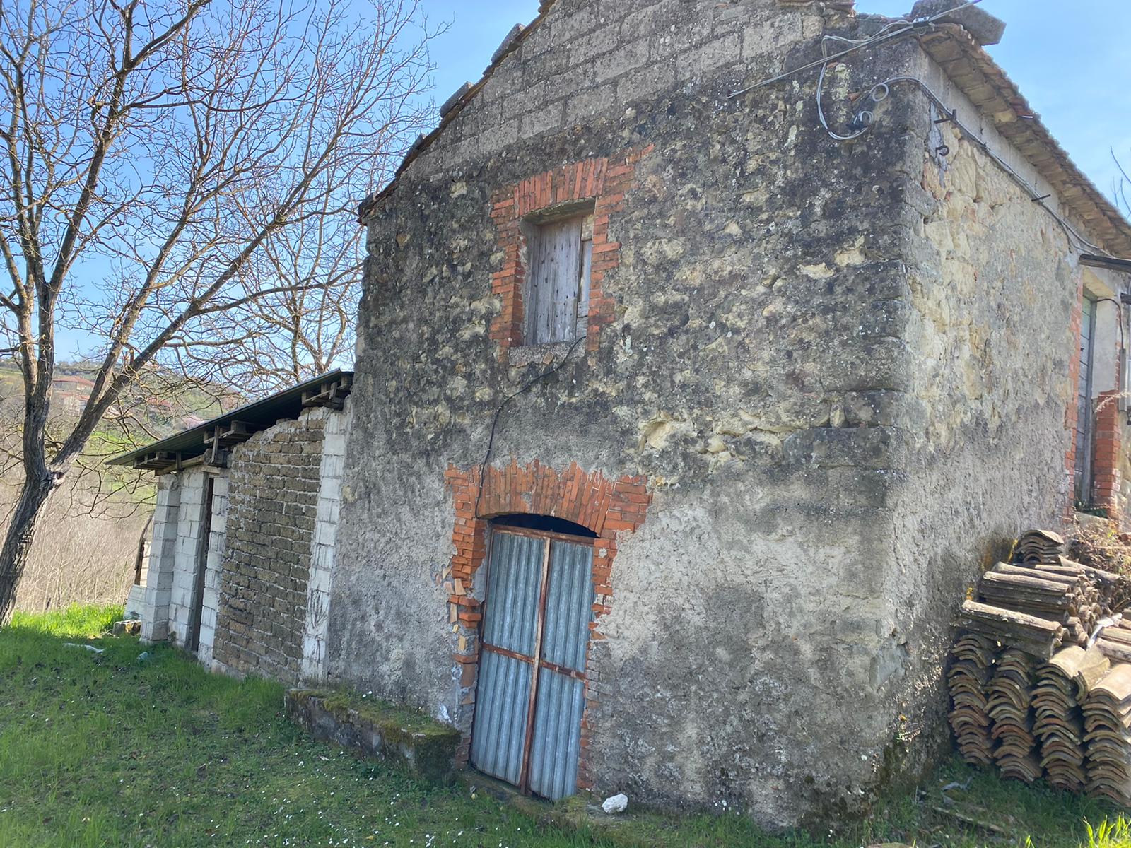 Rudere con terreno in Via Colleviso.